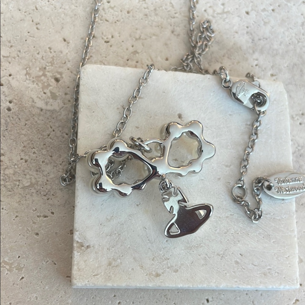Vivienne Westwood Pearl Orb Necklace Silver Tone Saturn Pendant Classic - Picture 3 of 3